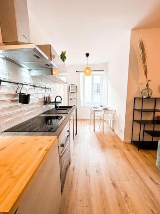 Nouveau ** Le Raffine Au Coeur De Guingamp ** Parking エクステリア 写真